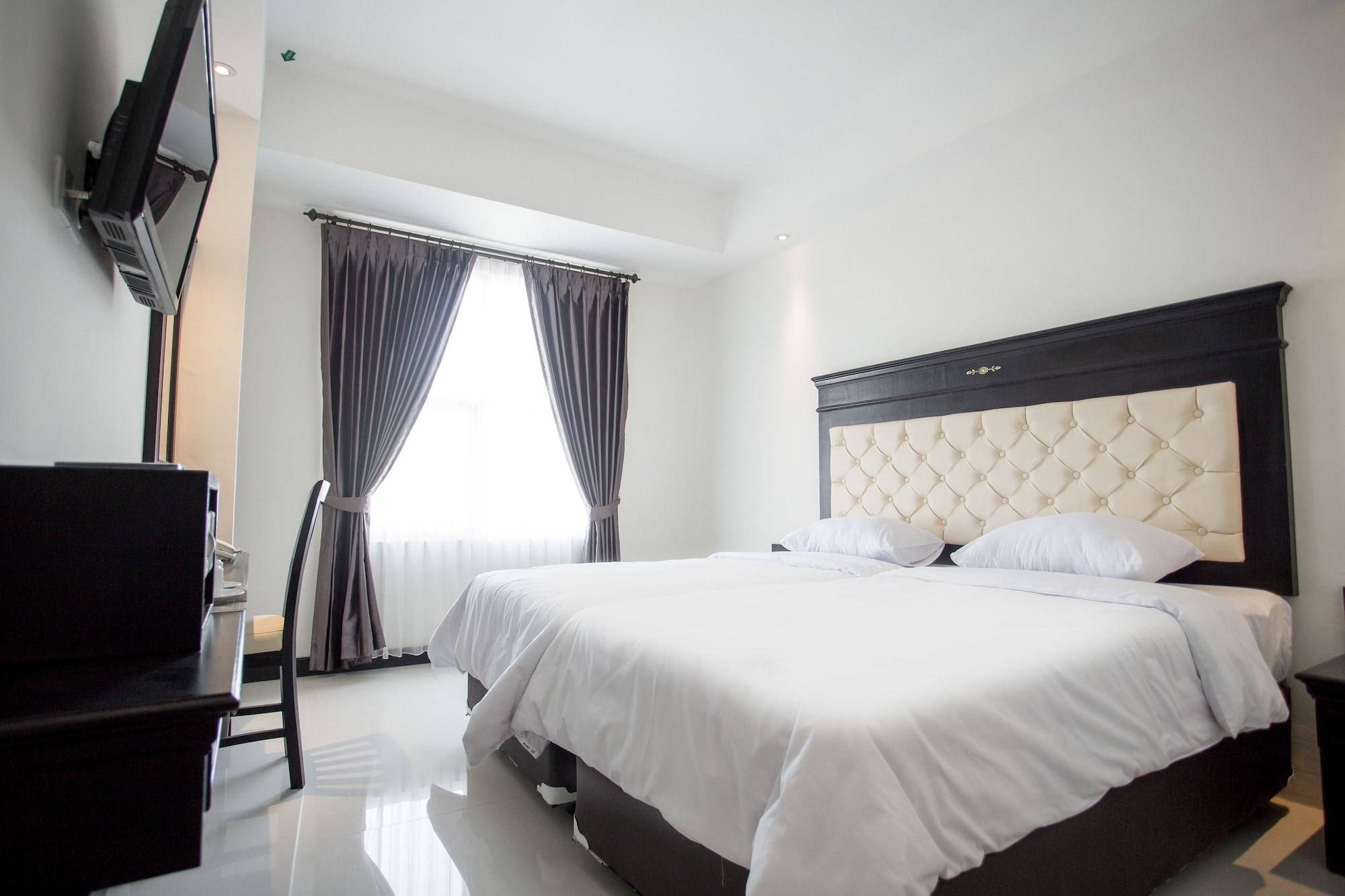 Same Hotel Malang Exterior photo