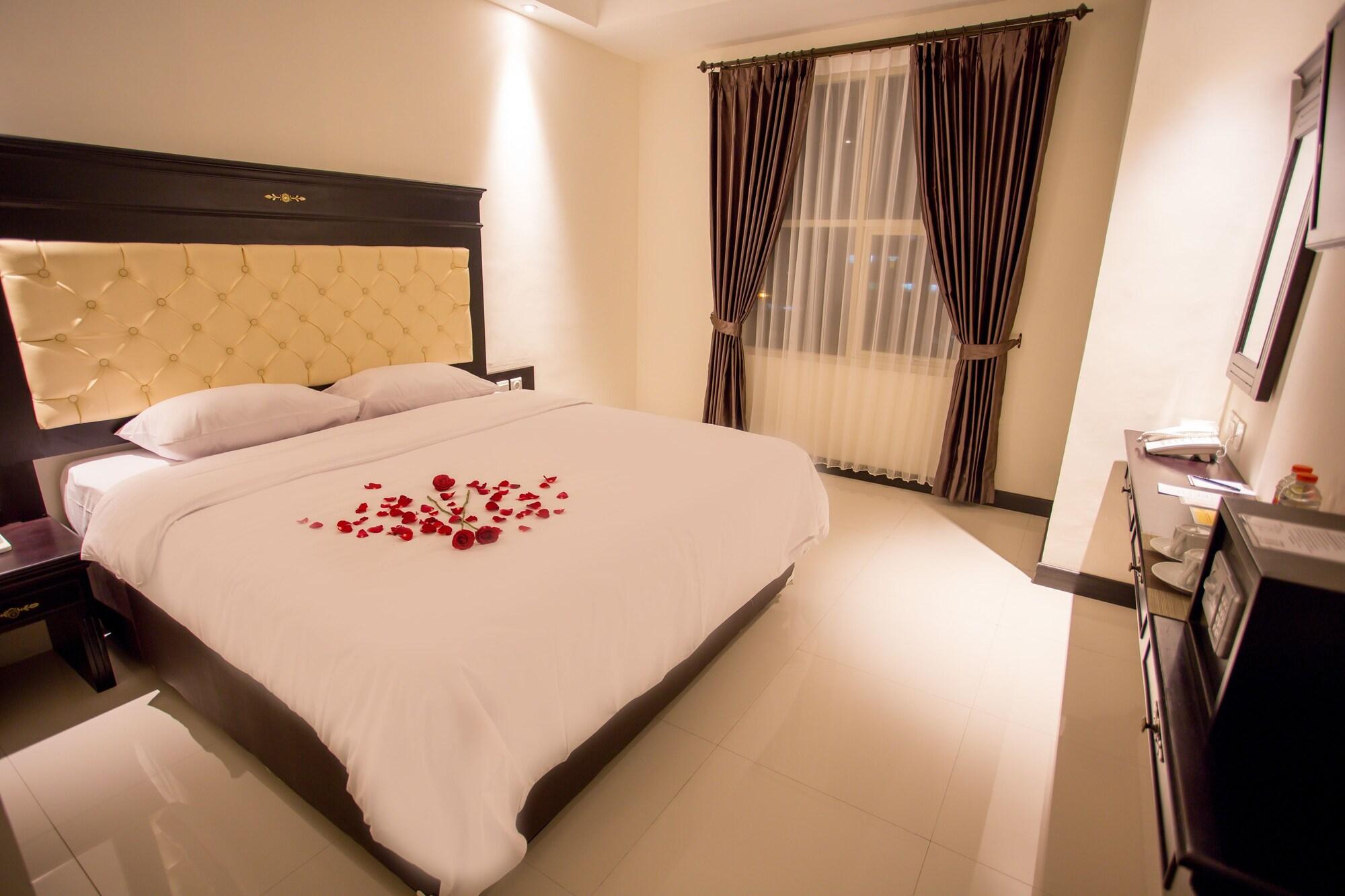 Same Hotel Malang Exterior photo