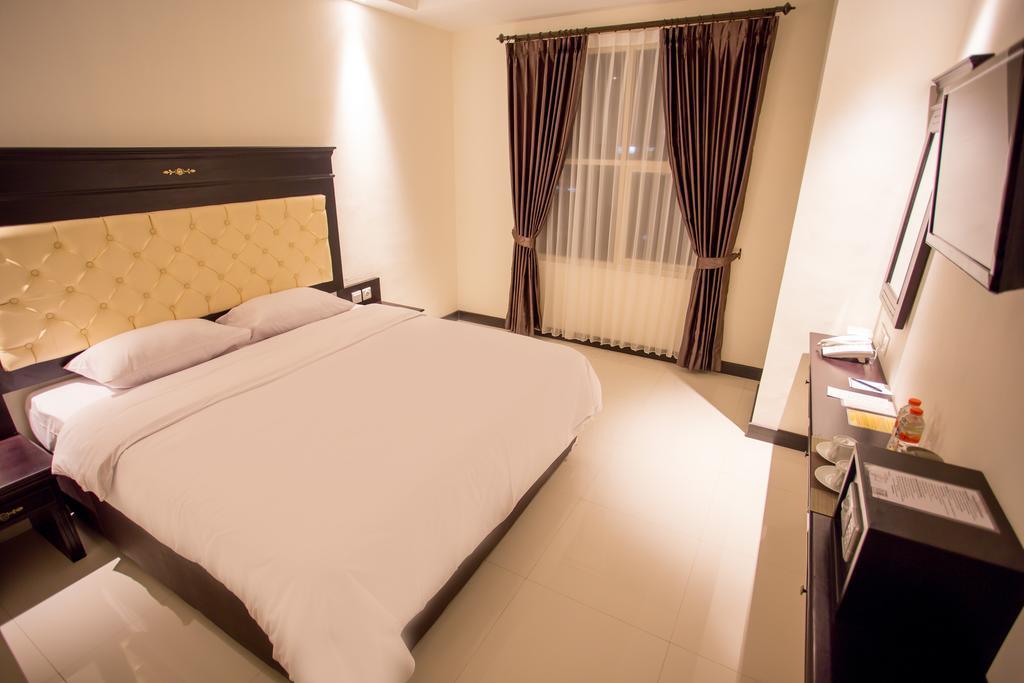 Same Hotel Malang Exterior photo