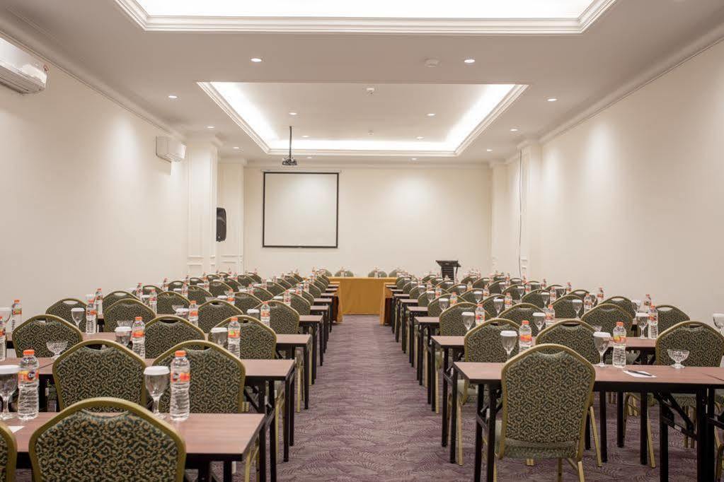 Same Hotel Malang Exterior photo